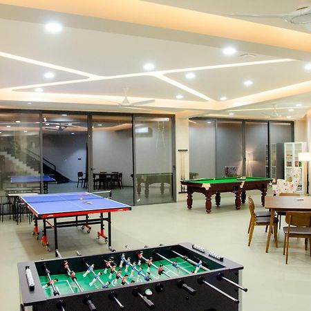 Pearl Lakeview Mansion By Stayvista - Lakeside Villa With Infinity Pool, Jacuzzi, In-House Theatre & Games Room Igatpuri Eksteriør billede