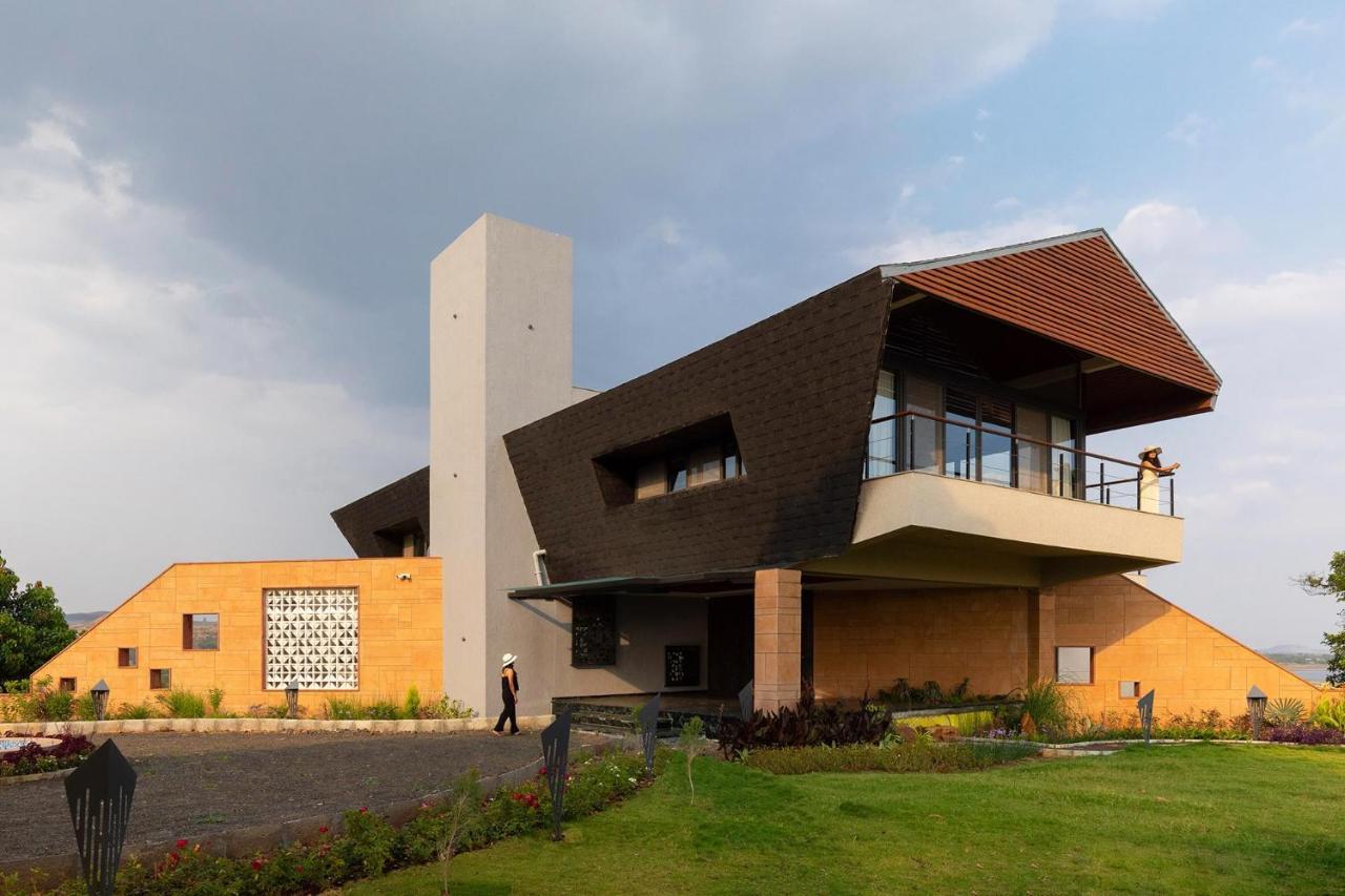 Pearl Lakeview Mansion By Stayvista - Lakeside Villa With Infinity Pool, Jacuzzi, In-House Theatre & Games Room Igatpuri Eksteriør billede