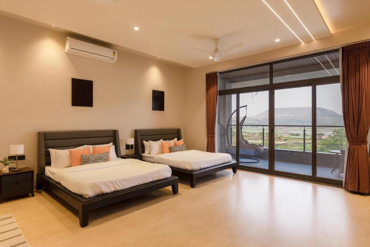 Pearl Lakeview Mansion By Stayvista - Lakeside Villa With Infinity Pool, Jacuzzi, In-House Theatre & Games Room Igatpuri Eksteriør billede
