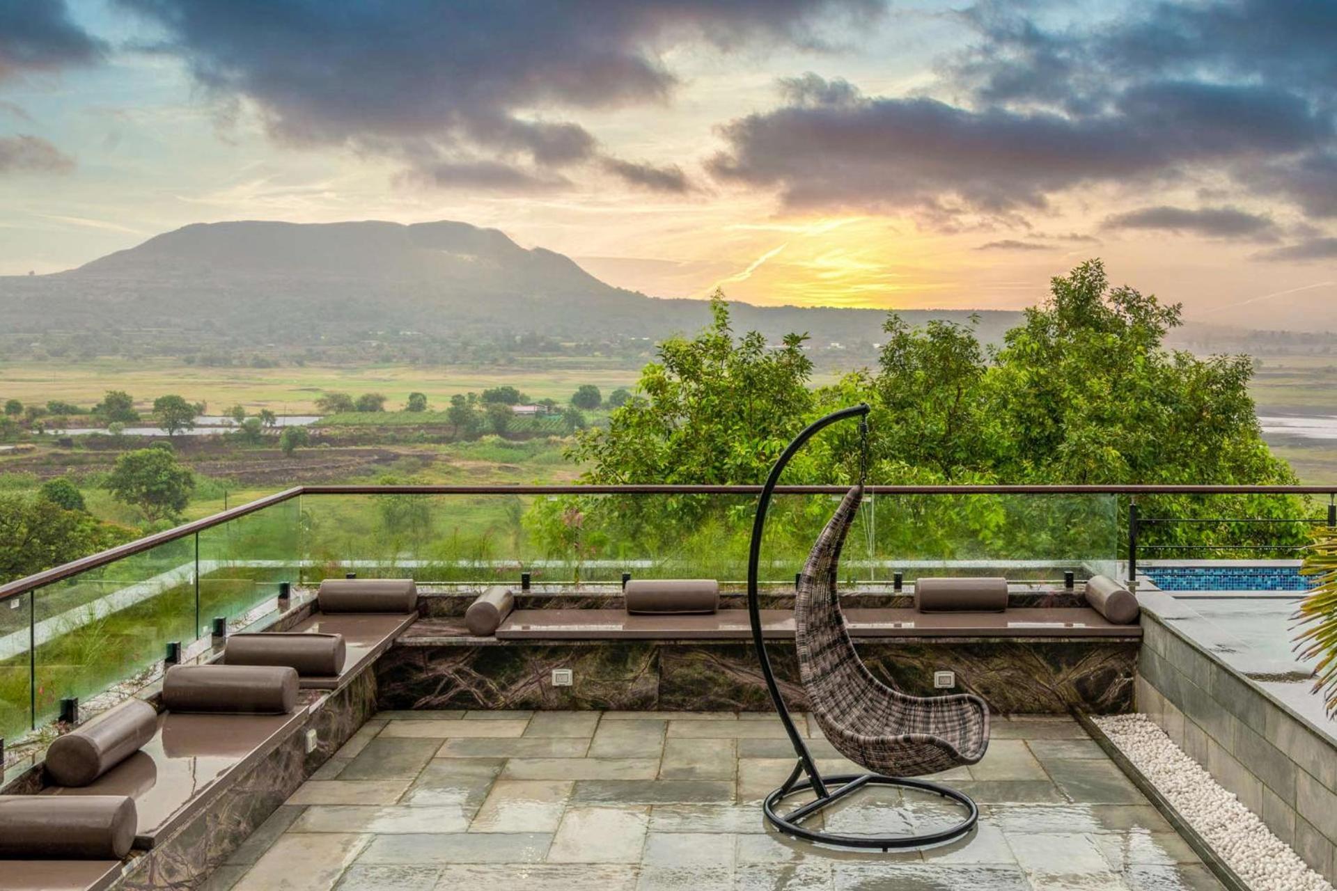 Pearl Lakeview Mansion By Stayvista - Lakeside Villa With Infinity Pool, Jacuzzi, In-House Theatre & Games Room Igatpuri Eksteriør billede
