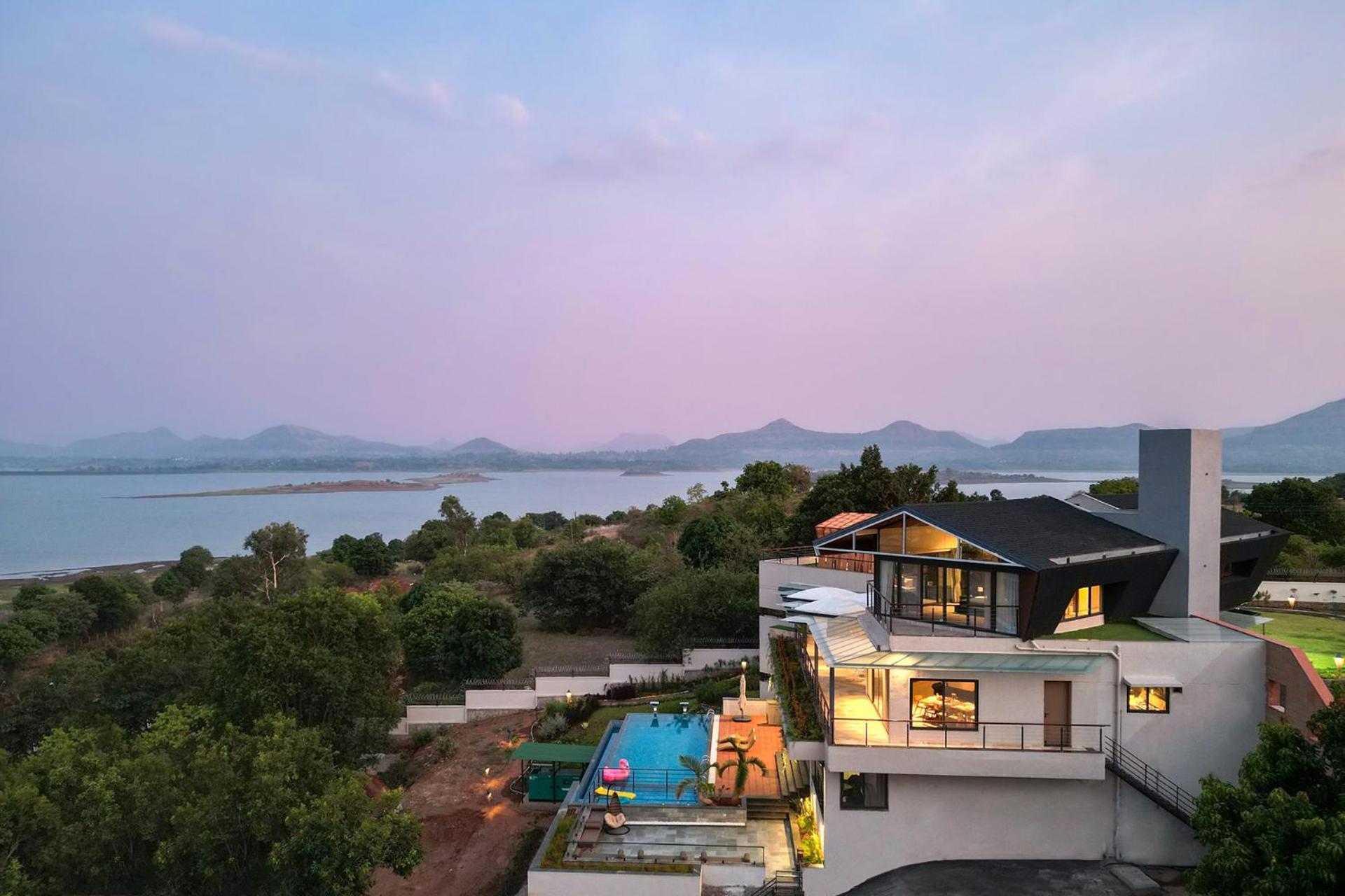 Pearl Lakeview Mansion By Stayvista - Lakeside Villa With Infinity Pool, Jacuzzi, In-House Theatre & Games Room Igatpuri Eksteriør billede