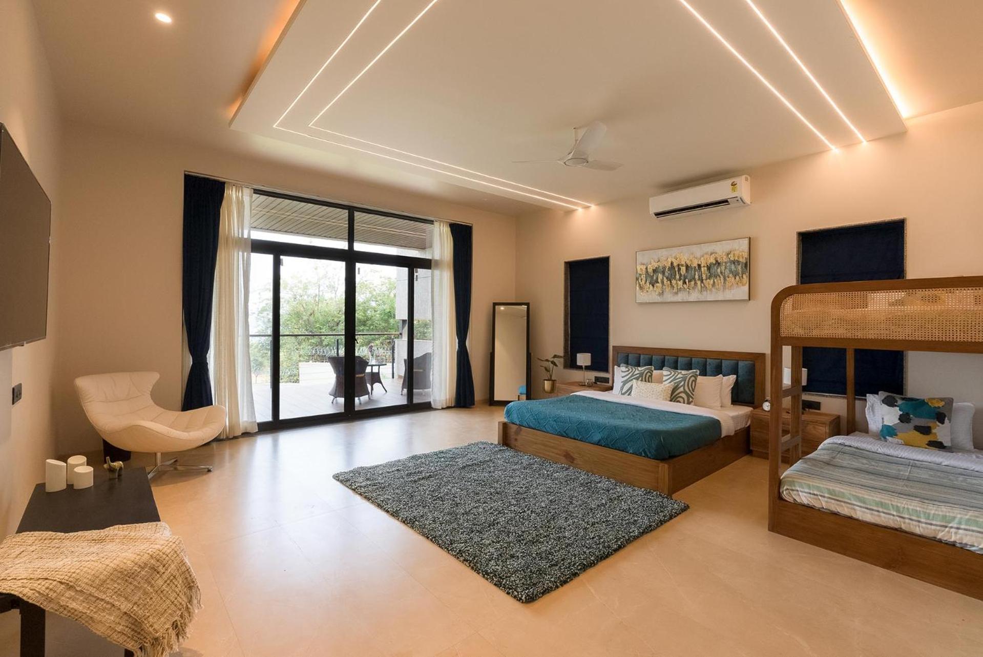 Pearl Lakeview Mansion By Stayvista - Lakeside Villa With Infinity Pool, Jacuzzi, In-House Theatre & Games Room Igatpuri Eksteriør billede