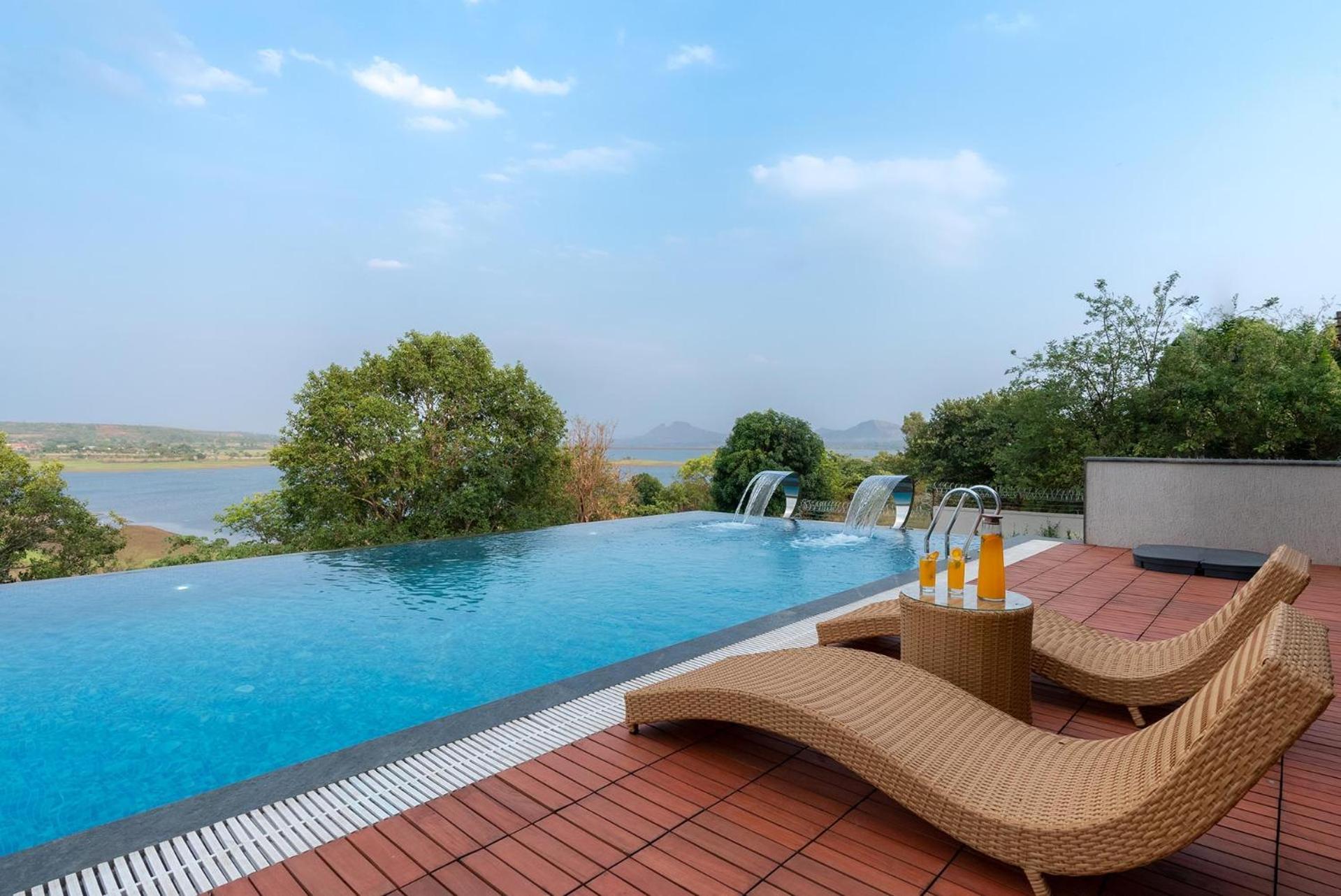 Pearl Lakeview Mansion By Stayvista - Lakeside Villa With Infinity Pool, Jacuzzi, In-House Theatre & Games Room Igatpuri Eksteriør billede