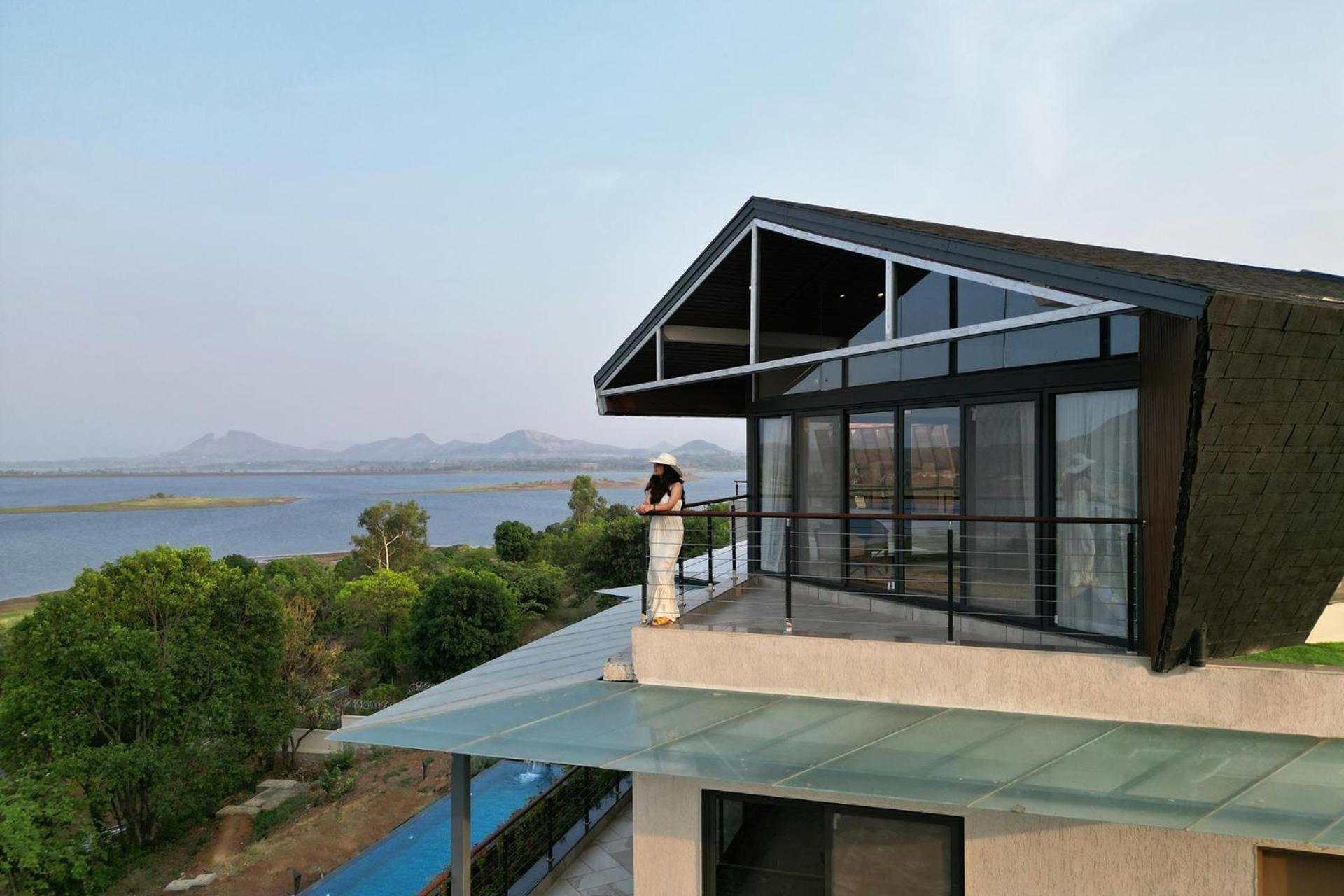 Pearl Lakeview Mansion By Stayvista - Lakeside Villa With Infinity Pool, Jacuzzi, In-House Theatre & Games Room Igatpuri Eksteriør billede